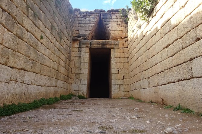 4-Day Classical Greece Tour: Epidaurus, Mycenae, Olympia, Delphi, Meteora - Day 3: Delphi Temple of Apollo, prophecy vibes, and the Iniochos museum moment