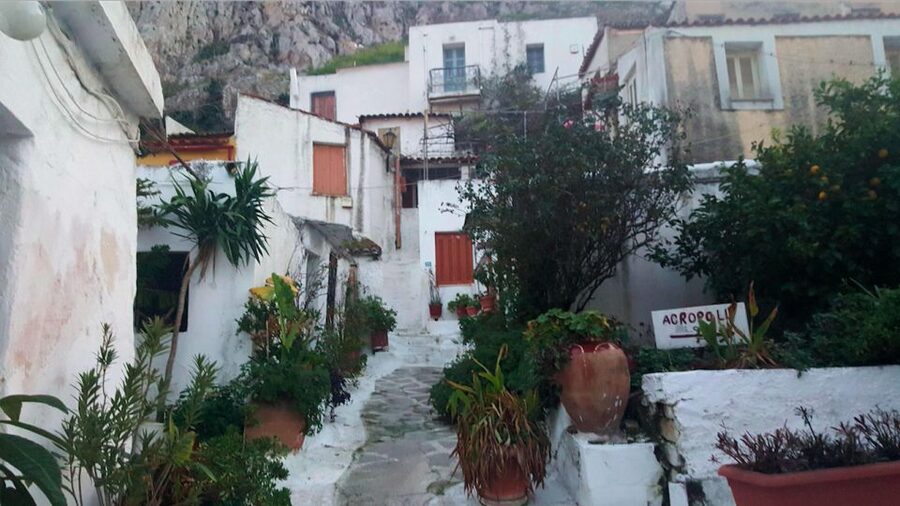 Acropolis, Parthenon and Plaka Guided tour with entrances - How the guides keep the group together, even in rain and on tricky steps