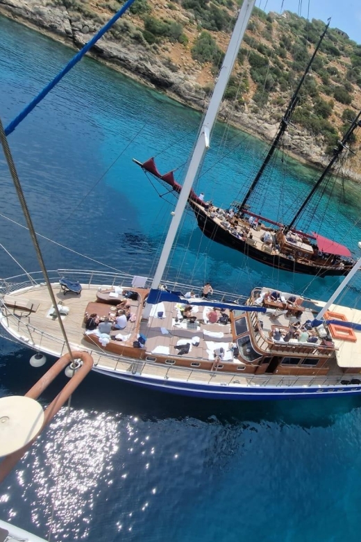 Athens: 3-Hour Sunset Cruise with Swim Stop, Snacks & Drinks - Onboard Staff and the Little Touches That Change the Mood