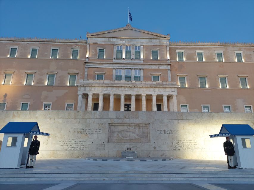 Athens: City Highlights Nighttime Walking Tour in Spanish - Hadrian’s Arch, the Temple of Zeus, and Athens’ layered timeline