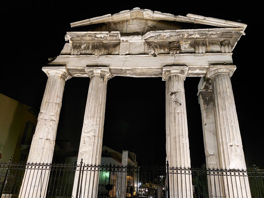 Athens: City Highlights Nighttime Walking Tour in Spanish - The neoclassical trilogy: National Library, University, and Academy at night