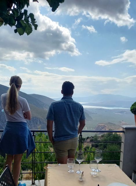 Athens: Delphi, Corycian Cave, and 300 Battlefield Day Trip - Lunch by the Delphi Riviera: Views Plus a Proper Reset