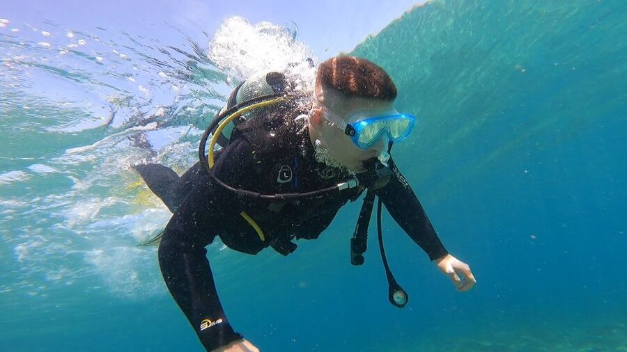 Athens East Coast: Discover Scuba Diving in Nea Makri - Languages, guides, and the coaching style you want for a first time