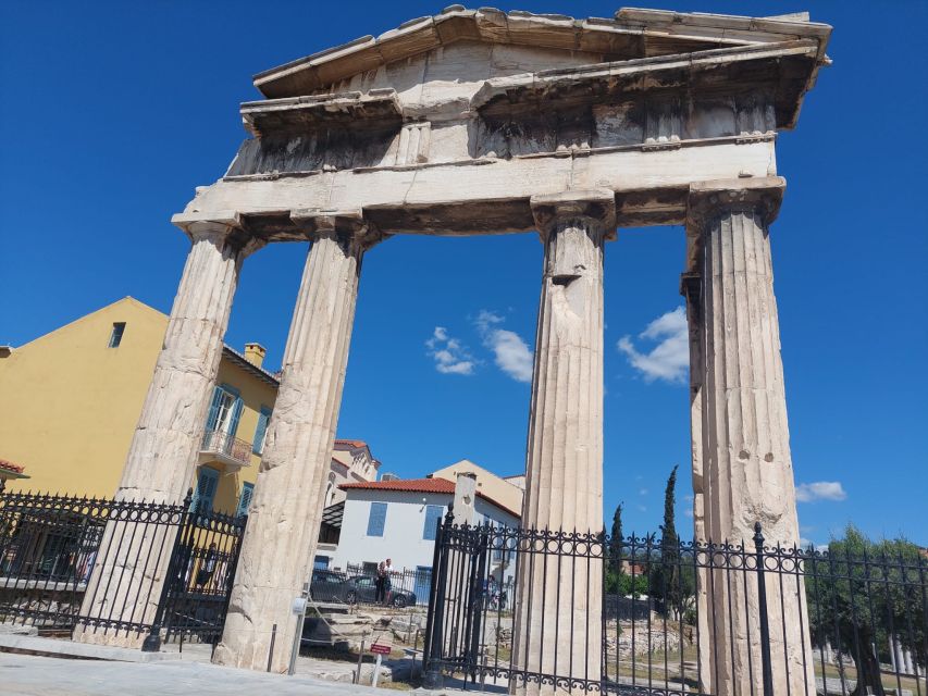 Athens: Guided Walking Tour of Ancient Athens - The guide style: Spanish explanations with myth, philosophy, and science
