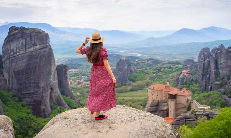 Athens: Meteora Day Trip in Spanish with Live Guide & Lunch - Spanish-only guide, and why it actually changes the day