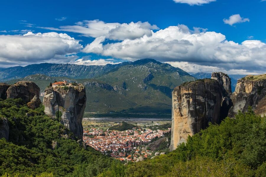 Athens: Meteora Daytrip by train with optional lunch - Getting out of Athens: pickup points and the early start