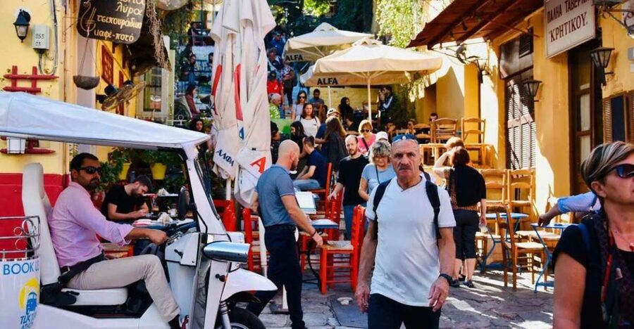 Athens: Private Evening Sightseeing Tour by Electric Tuk-Tuk - Why an electric tuk-tuk fits Athens at night