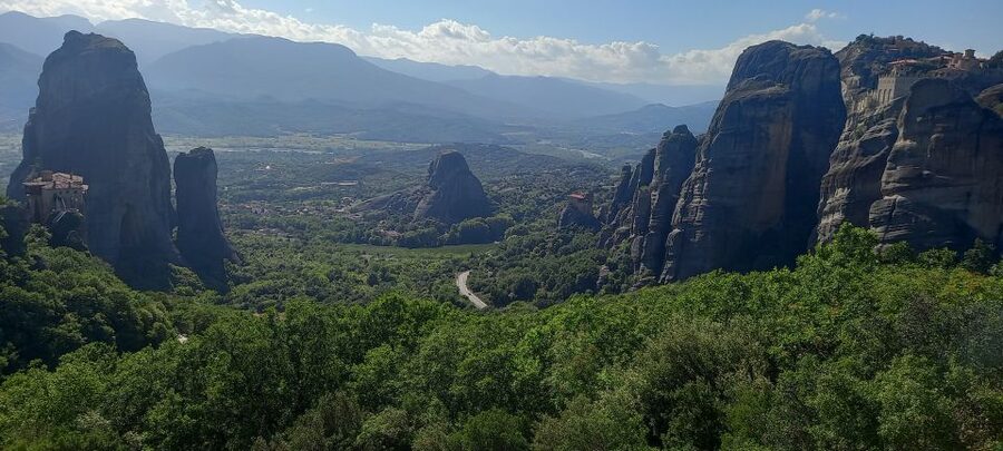 Athens to Meteora, Day Trip with Local Guide,up to 9 people - Getting out of Athens: St. Larissis and the rail-to-bus reality