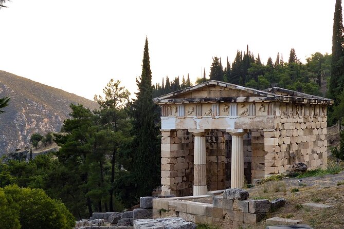 Delphi and Hosios Loukas Monastery Full Day Private Tour - Arachova stop: a quick mountain reset at the foot of Parnassus