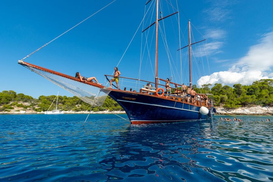From Athens: Aegina, Agistri and Metopi Day Cruise w/ Lunch - Getting out of Athens: pickup, Marina Zeas, and the morning rhythm