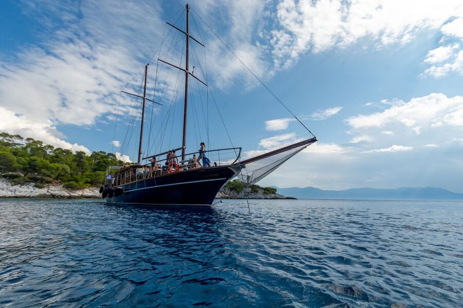 From Athens: Aegina, Agistri and Metopi Day Cruise w/ Lunch - Lunch onboard and the swim plan: how the best water moment fits the day