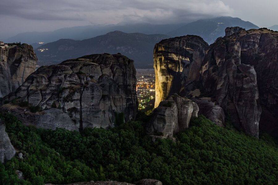 From Athens: Delphi and Meteora 2-Day Tour with Hotel - Delphi and the Temple of Apollo: the Oracle setting, explained for real people