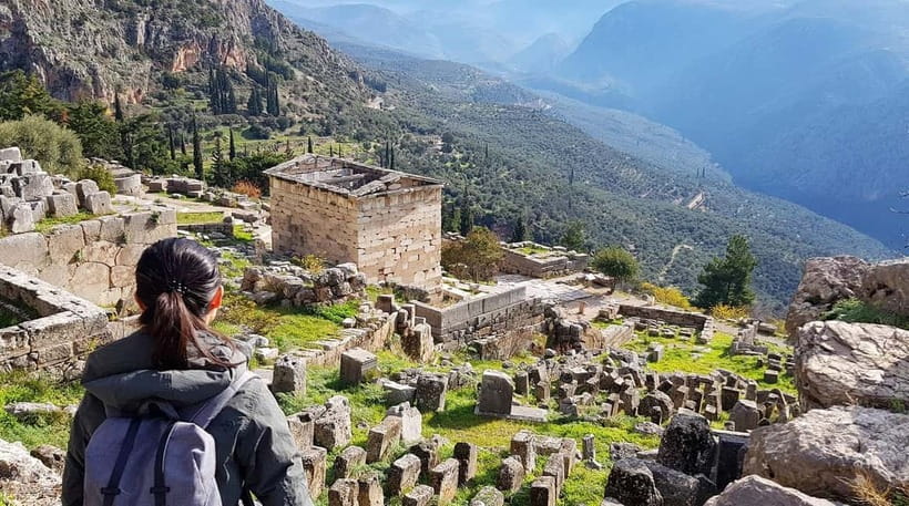 From Athens: Delphi Day Trip with Spanish-Speaking Guide - Riding from Athens Toward Mount Parnassus