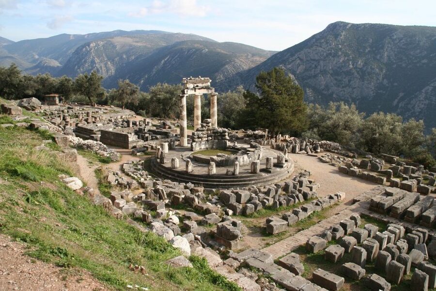 From Athens: Delphi Full Day V.R. Audio Guided Tour - Arachova and the Mountain Village Stops: Views and Own-Pace Time