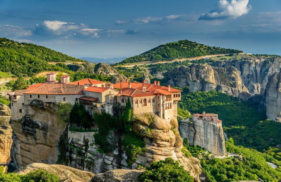 From Athens: Meteora Train Trip with Overnight Stay - From Athens to Kalambaka by train, then straight to Meteora