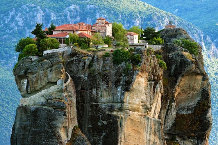 From Athens: Private Day trip to Meteora - Leonidas and the 300 monument: a quick history hit with real photo time