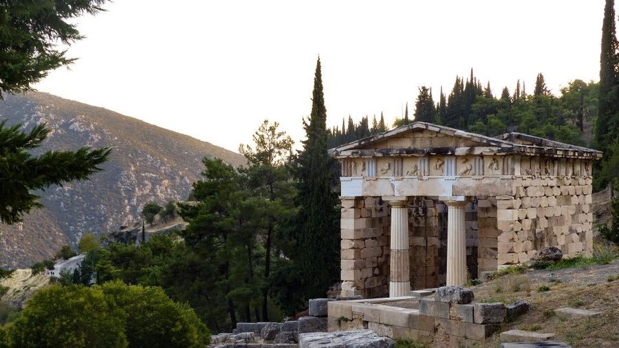 From Athens: Private Delphi and Thermopylae Guided Day Trip - Arachova stop for a photo break and mountain scenery