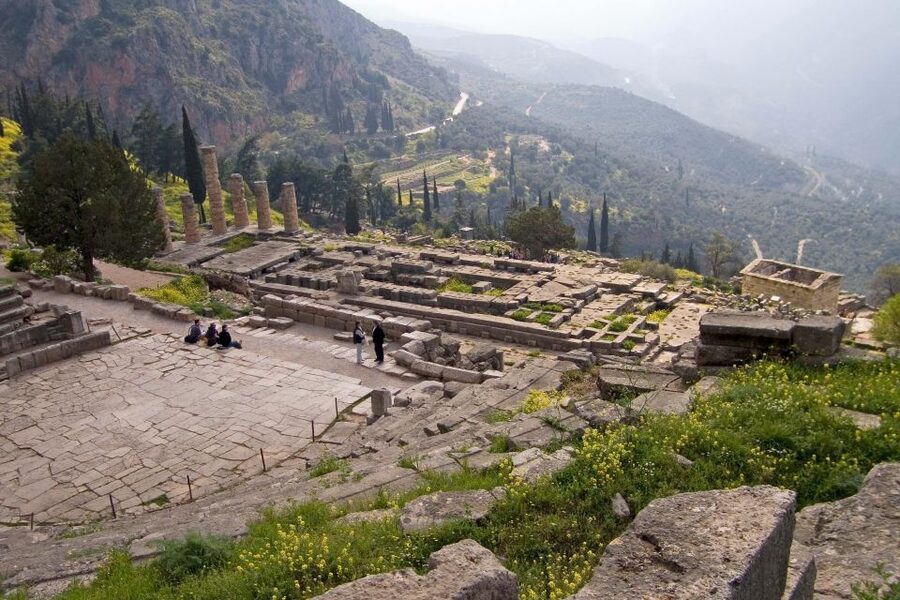 From Athens: Temple of Apollo and Oracle Delphi Day Trip - The drive through Boeotia and Thebes: myth on the route