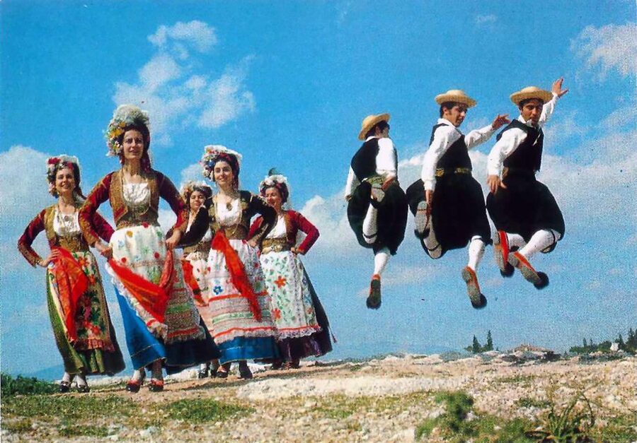 Greek dance lessons - Key moments worth your time