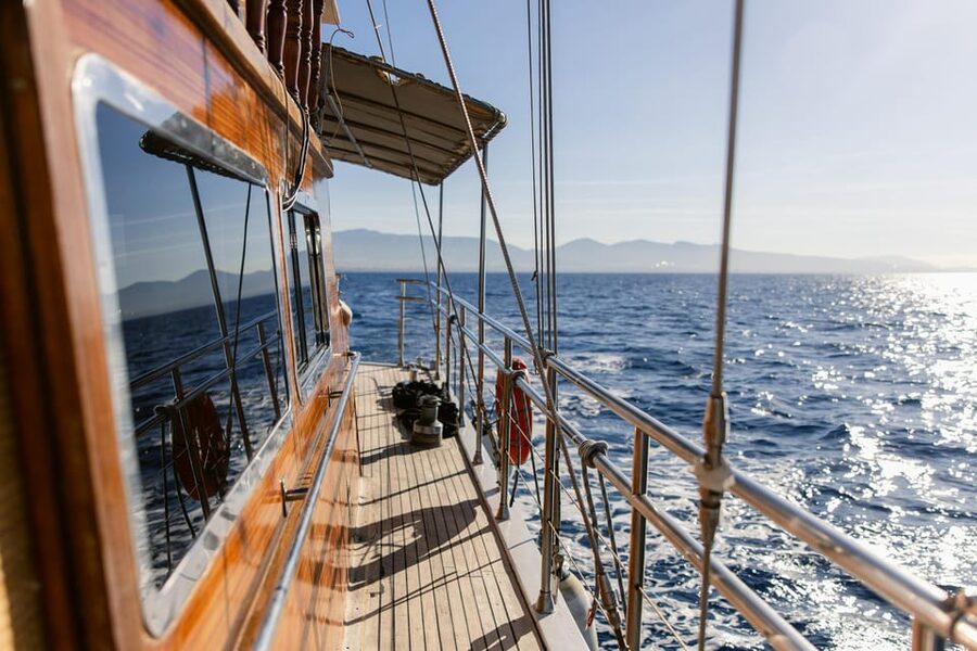 Sunset Dinner Cruise: Swim Stop, Drinks & Onboard Dining - Comfort, Boat Size, and How Crowded It Feels in Real Life