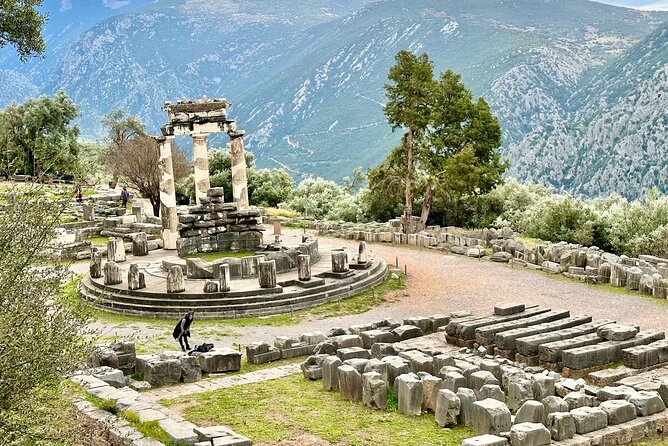 Thermopylae The battle of the 300 Spartans & Delphi Day Tour - Thermopylae: Leonidas, the Hot Gates myth, and the museum framing